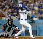 　ダイヤモンドバックス戦の６回、１７号ソロを放つドジャース・大谷＝ロサンゼルス（共同）