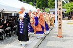 しめやかに執り行われた開帳法要＝２９日、香美町小代区平野の光明寺