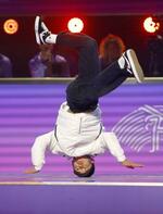 　杭州アジア大会の男子予選で演技する半井重幸＝２０２３年１０月（共同）