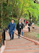 新しくなった登城路を視察する伊木市長（左）＝１日、米子市久米町