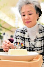 裁縫などで傷んだ針を豆腐に刺す参加者