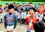 おめでとう　交流試合で活躍した児童をＭＶＰに選出