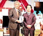 松田常務理事（左）に寄付金を手渡した栗山社長