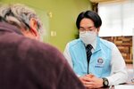 相談に応じる税理士＝２３日、倉吉市山根のパープルタウン