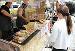 海産物を使った食品を買い求める来場者＝２０日、境港市相生町