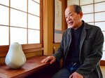 出品作を前に「先人が築いた文化芸術の歴史を知る拠点が必要」と市立美術館建設の意義を説く前田さん＝鳥取市河原町本鹿のやなせ窯