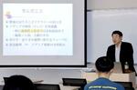 　事件発生から３０年となった２０２４年６月２７日、信州大で学生に講義する、事件当時テレビ信州の報道部長だった倉田治夫さん＝長野県松本市