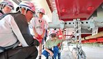 大宮橋の工事現場を見学する児童ら