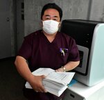 歯科技工専門学校の存続と再生に向け県内外から集まった署名を手にする清水代表＝１３日、鳥取市内