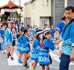 元気よく京二屋台を引いて練り歩く子どもたち＝１３日、新温泉町浜坂