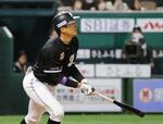 　７回ロッテ２死二、三塁、代打岡が中越えに２点二塁打を放つ＝みずほペイペイドーム