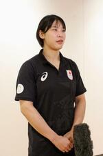 　出発前に取材に応じる、柔道女子７０キロ級の新添左季＝２７日、羽田空港