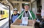 　のと鉄道の能登中島駅で駅弁を立ち売りする井田幸長さん（右）と妻淳子さん＝４月５日、石川県七尾市
