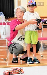 スタッフのサポートを受けてラジコンを楽しむ子ども