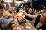 ジョッキを傾ける参加者ら＝１８日、鳥取市今町２丁目の丸由百貨店