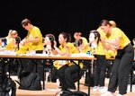 ワインディング種目で、マネキンを相手にロッドに髪を巻き付ける出場者