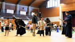 各ブースで競技を体験する来場者ら