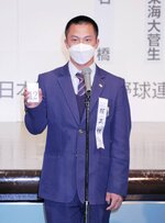 力強く抽選番号を読み上げる履正社の森沢拓海主将＝１０日、大阪市北区の毎日新聞大阪本社オーバルホール