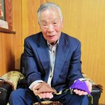 長年作り続けた額縁用の座布団を手にする丸岡社長＝琴浦町出上のマルタカ
