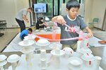 紙コップや紙皿を使って作品を制作する参加者＝１４日、鳥取市の鳥取県立博物館