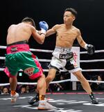 　１回、ユッタポン・トンデイを攻める武居由樹（右）。ＴＫＯ勝ちした＝横浜ＢＵＮＴＡＩ