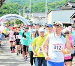 完走を目指してスタートするランナーたち＝２６日、新温泉町役場前