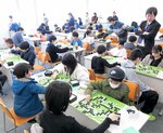 熱気に満ちた会場で攻防を繰り広げる出場者ら