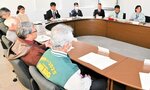 協議会の規約などを確認するメンバー＝２月２７日、豊岡市竹野町の同市役所竹野庁舎