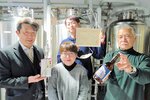 最優秀賞に選ばれた中島さん（中央手前）と、（左から）小林取締役、和田代表、上好理事長