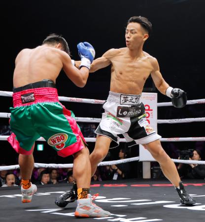 　１回、ユッタポン・トンデイを攻める武居由樹（右）。ＴＫＯ勝ちした＝横浜ＢＵＮＴＡＩ