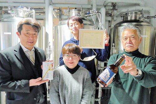 最優秀賞に選ばれた中島さん（中央手前）と、（左から）小林取締役、和田代表、上好理事長