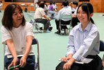 お互いの考えについて楽しく意見交換をする参加者ら