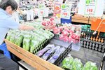 入荷が激減しナスの売り場が縮小されている店内＝１９日、鳥取市湖山町北６丁目のエスマート湖山店