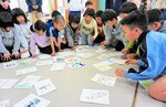佐治の魅力を詰め込んだ自作の「さじかるた」の絵札取りでスタンバイする児童たち