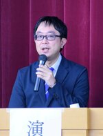 脳卒中の予防と治療について解説する医師