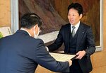 感謝状を受け取る渋谷本部長（右）