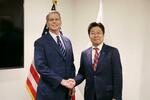 　握手する加藤財務相（右）とベセント米財務長官＝２４日、ワシントン（財務省提供）