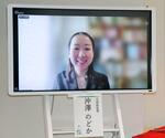 　ベルリンからリモートで記者会見する指揮者の沖澤のどかさん＝６日、青森市
