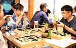 地酒や食事を味わう参加者