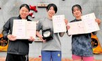 女子で優勝した河上（中央）と２位金谷（左）、林の県勢３人＝愛媛県西条市の石鎚クライミングパーク西条