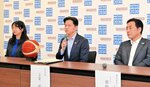 市総合体育館を新Ｂ１リーグの基準に対応させるため、改修計画を説明する上定市長（中央）＝１０日、松江市役所