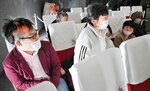音楽を制作した井谷さん（左）と新番組を見た感想を話す児童＝２１日、鳥取市佐治町高山のさじアストロパーク