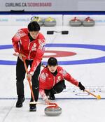 　１次リーグの米国戦でプレーする松村千秋（右）、谷田康真組＝フレデリクトン（共同）