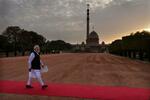 　インド・ニューデリーの大統領官邸前庭を歩くモディ首相＝７日（ＡＰ＝共同）