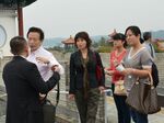 燕趙園の施設について質問する上海の旅行社の担当者ら＝２０１１年10月、湯梨浜町