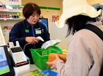 専用レジで買い物をする参加者＝１５日、倉吉市清谷町２丁目のファミリーマート倉吉清谷店