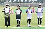 優勝を果たした（左から）男子の小川・世垣組と女子の加藤・久代組＝赤崎運動公園テニスコート