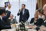 　自民党全国幹事長会議であいさつする石破首相（中央）＝８日午後、東京・永田町の党本部