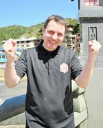  「大好きな三朝のために良い仕事をしたい」と張り切るアントニーさん＝３月２９日、三朝町三朝 
