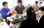 模擬商談で商品の魅力をアピールする参加者＝１９日、鳥取市扇町の県民ふれあい会館